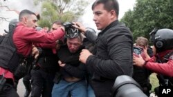 Sergio Berni, el ministro de Seguridad de la provincia de Buenos Aires, en el centro, es extraído de una protesta en Buenos Aires, el lunes 3 de abril de 2023. 