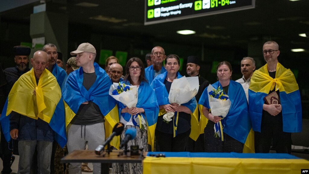 Громадяни України, які повернулися з російського полону під час обміну полоненими. У результаті угоди за посередництва Ватикану було звільнено 10 мирних жителів, у тому числі політика та двох священників. Київ 29 червня 2024 року. (Фото пресслужба Міноборони України/AFP)