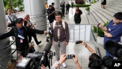 বিশিষ্ট থাই মানবাধিকার আইনজীবী আর্নন নাম্পা তার বিচারের প্রথম রায় শোনার জন্য আদালতে পৌঁছানোর পর গণমাধ্যমের সাথে কথা বলছেন। ২৬ সেপ্টেম্বর, ২০২৩। ফাইল ছবি।