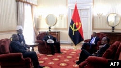 O Presidente do Ruanda, Paul Kagame (à direita), o Presidente da República Democrática do Congo, Felix Tshisekedi (à esquerda), o Presidente do Uganda, Yoweri Museveni (à direita), e o Presidente de Angola, João Lourenço (à direita).