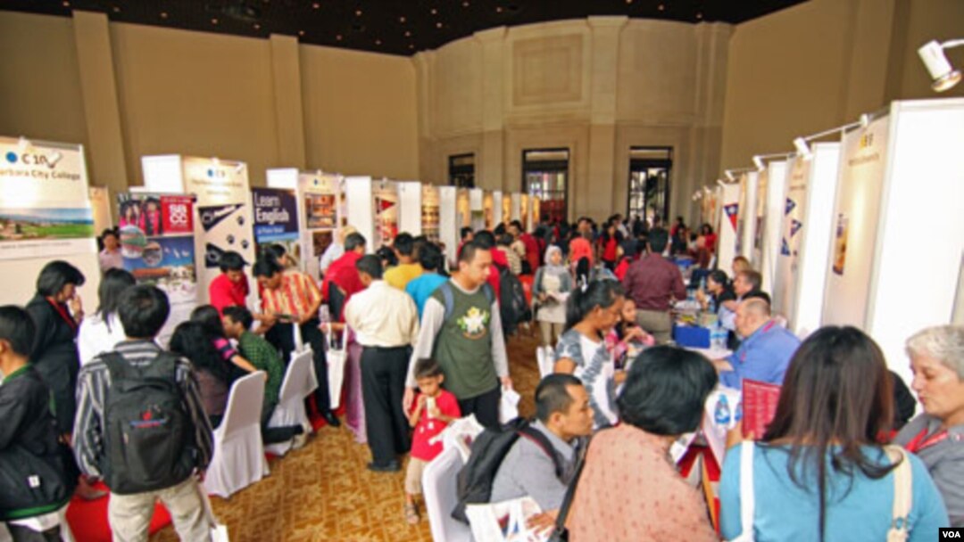 Calon mahasiswa mengunjungi pameran pendidikan universitas-universitas AS di Gedung Sampoerna, Jakarta, Minggu (4/4).