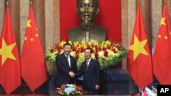 រូបឯកសារ៖ ប្រធានាធិបតីចិនលោក Xi Jinping និង​ប្រធានាធិបតី​វៀតណាម​លោក Vo Van Thuong ចាប់ដៃ​គ្នា​មុន​កិច្ច​ពិភាក្សា​មួយ​នៅ​ទីក្រុង​ហាណូយ ប្រទេស​វៀតណាម កាលពី​ថ្ងៃទី១៣ ខែធ្នូ ឆ្នាំ២០២៣។ 
