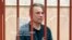 Российский журналист Константин Габов на заседании Басманного районного суда суда в Москве после ареста по обвинению в экстремизме, которое он отрицает, 27 апреля 2024 года (фото предоставлено пресс-службой Басманного районного суда г. Москвы)