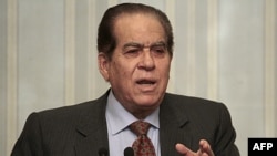 Thủ tướng Ai Cập Kamal al-Ganzouri phát biểu trong 1 cuộc họp báo tại trụ sở nội các ở Cairo, 8/2/2012