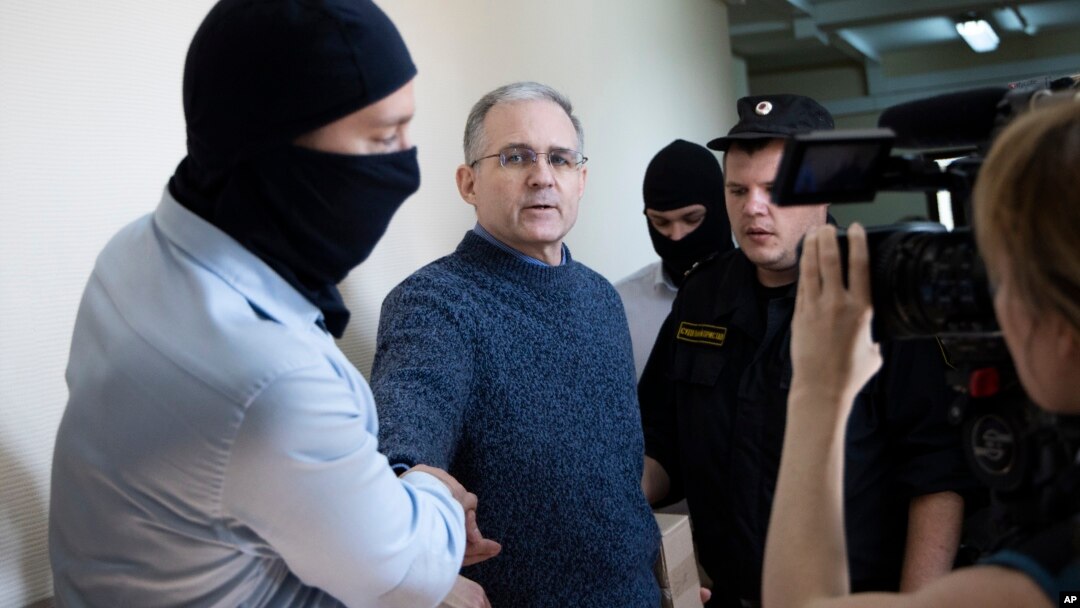 Paul Whelan, mantan anggota marinir AS (kedua dari kiri), yang ditahan dengan tuduhan mata-mata di Moskow pada akhir 2018, dikawal oleh anggota Dinas Keamanan Federal Rusia, memasuki ruang sidang di pengadilan di Moskow, Rusia, 23 Agustus 2019.