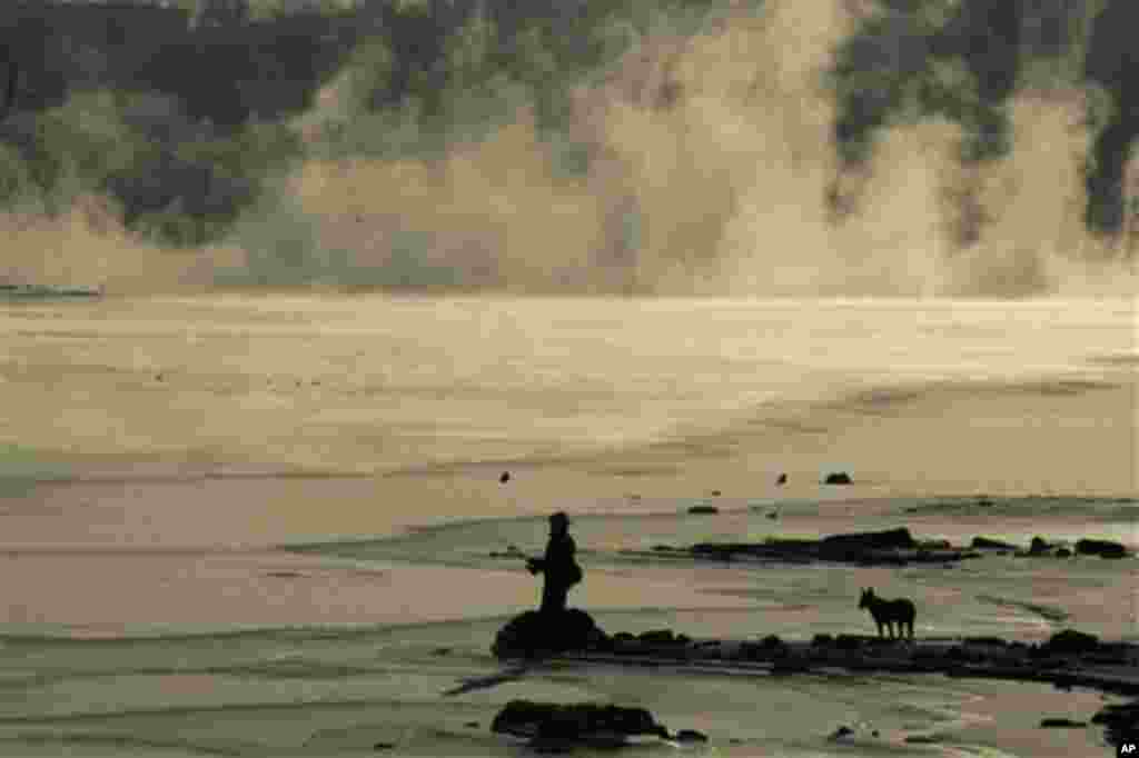 A lonely fisherman is seen on the bank of the Moskva river at the outskirts of Moscow on a Thursday afternoon, Dec. 2, 2010 as temperatures plummeted to -23 Celscius ( -9 Fahrenheit). (Mikhail Metzel/AP)