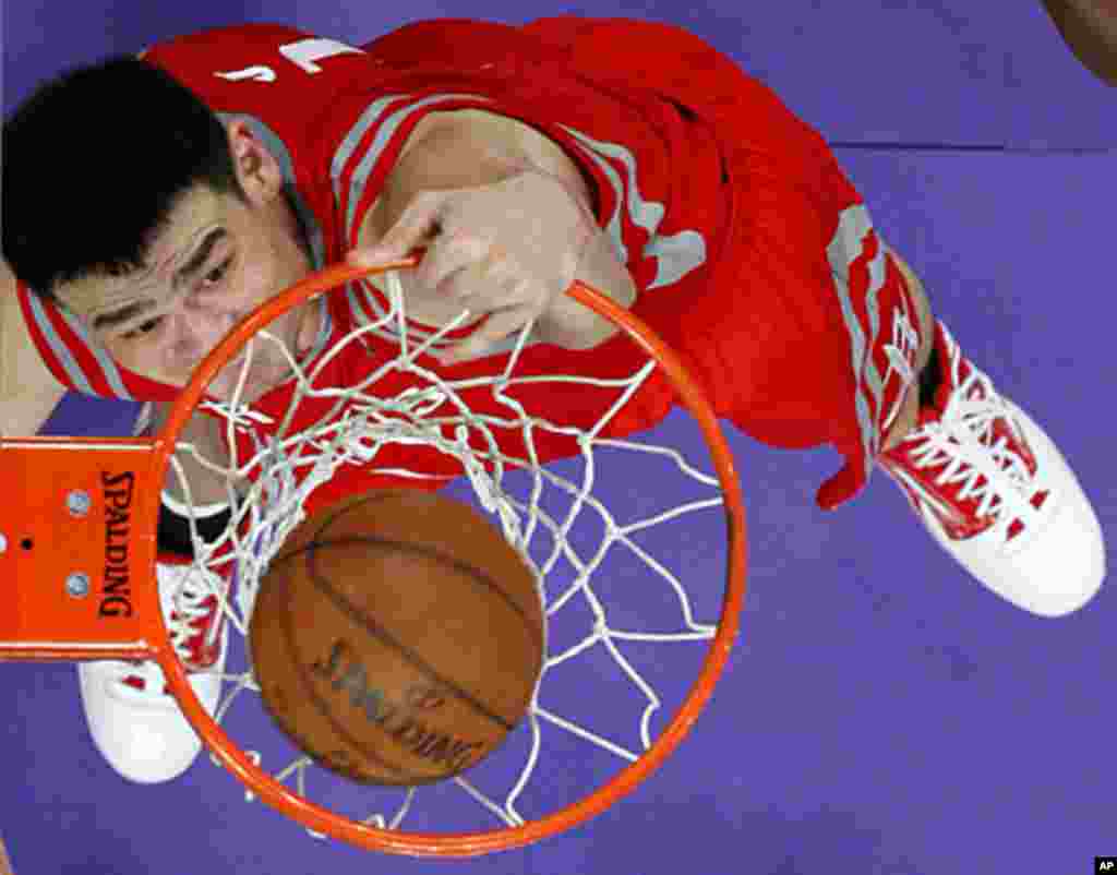 Houston Rockets Yao Ming slam dunks against the Los Angeles Lakers during the second half of their NBA game in Los Angeles, California, October 26, 2010 (Reuters).