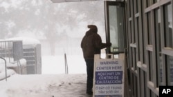 Un hombre ingresa a un centro de calentamiento patrocinado por la ciudad durante una tormenta de nieve en Nueva Orleans, el 21 de enero de 2025