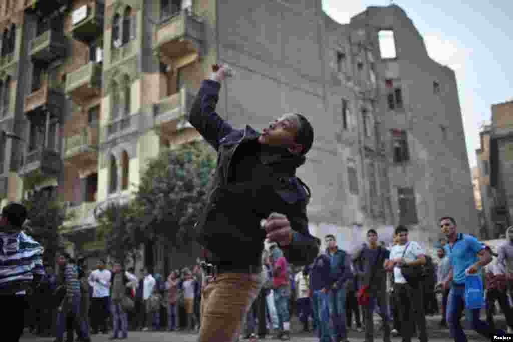 Los manifestantes han regresado a las calles de El Cairo para oponerse al decreto del presidente Morsi.