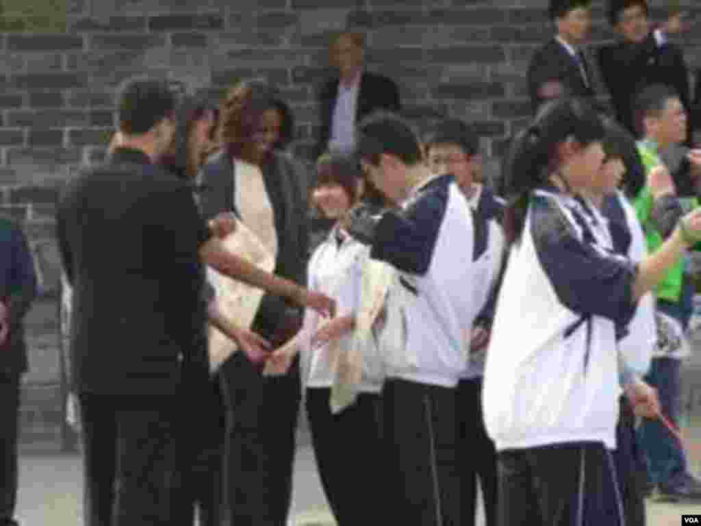 第一夫人和年轻人交谈(美国之音东方拍摄 )