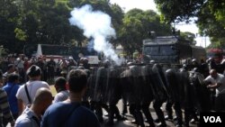 Polda Metro Jaya menyelenggarakan simulasi pengamanan Pemilu Presiden 2014 di depan Gedung KPU, Jakarta, Kamis, 29 Mei 2014 (Foto:VOA/Andylala)