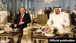 Le roi Salman Bin Abdul Aziz, à droite, avec le Premier ministre Muhammad Nawaz Sharif au palais royal de Jeddah, Arabie saoudite, 12 juin 2017.