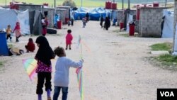 Children of foreign fighters play in the al-Roj camp in Syria, March 1, 2019. (H. Murdock/VOA)