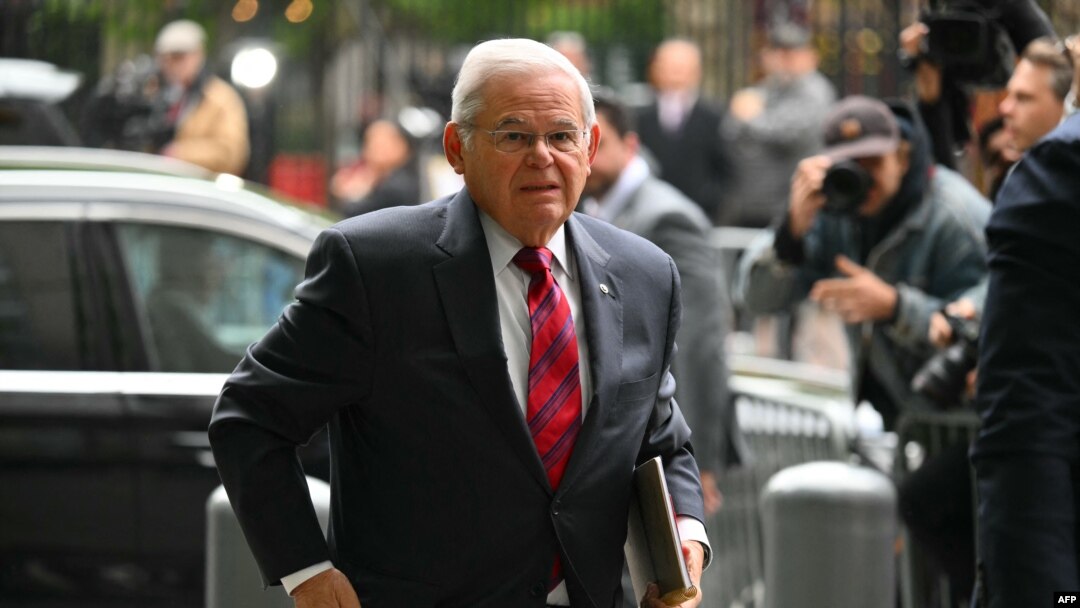 El senador estadounidense Bob Menéndez, demócrata de Nueva Jersey, llega al Tribunal Federal de Manhattan, en la ciudad de Nueva York, el 13 de mayo de 2024.