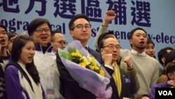 公民黨主席余若薇(左二)、黨魁梁家傑(右二)等多位成員祝賀楊岳橋當選。（美國之音湯惠芸攝）