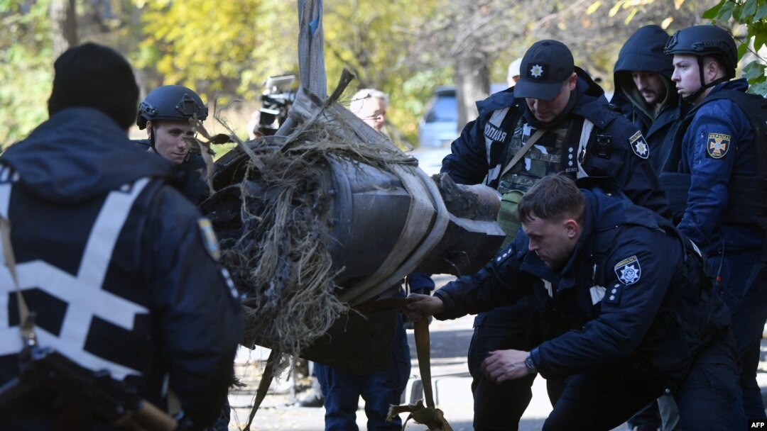 Policijski eksperti i spasilačke ekipe uklanjaju djelove oborene ruske hipersonične rakete Zirkon , koja je pogodila zgradu u Kiijevu (Foto: Sergei SUPINSKY / AFP)