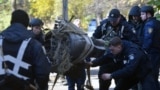 Policijski eksperti i spasilačke ekipe uklanjaju djelove oborene ruske hipersonične rakete Zirkon , koja je pogodila zgradu u Kiijevu (Foto: Sergei SUPINSKY / AFP)