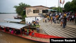 Migrantes venezolanos son vistos a orillas del río Arauca, luego de huir de su país debido a operaciones militares, según la agencia colombiana de migración, en Arauquita., el 15 de abril de 2021.