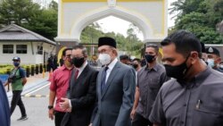 Malaysia opposition leaders Anwar Ibrahim, center, and Lim Guan Eng, left, leave National Palace after meeting the King in Kuala Lumpur, Aug. 17, 2021.