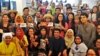 Para perempuan AMAN berpose bersama narasumber dalam acara diskusi di Jakarta, Kamis, 20 Desember 2018.(Foto: Ghita Intan/VOA).