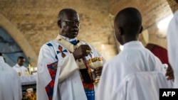 Le Cardinal Laurent Monsengwo Pasinya, Archevêque de Kinshasa, distribue l'eucharistie lors d'une messe catholique en mémoires des victimes des violents affrontements, à Kinshasa, le 21 septembre 2016.