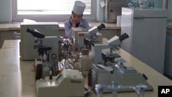 지난 2월 북한 평양에 신설된 병원 내부. 한 간호사가 병원 실험실에서 업무를 보고있다. (자료사진)