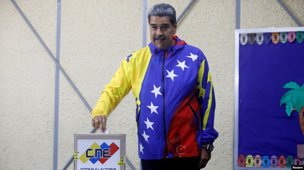 El jefe de Estado venezolano Nicolás Maduro vota en la elección presidencial, en Caracas, el domingo 28 de julio de 2024.