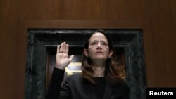 Avril Haines presta juramento al comienzo de su audiencia de confirmación ante el Comité de Inteligencia del Senado para ser directora de Inteligencia Nacional en el gobierno BIden-Harris.