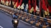 Seorang pria mengendarai sepeda motor melewati jembatan layang yang dihiasi bendera-bendera partai politik menjelang pemilu, Jakarta, 6 April 2019. (Foto: Reuters)