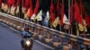 Seorang pengendara sepeda motor melewati jembatan layang yang dihiasi bendera-bendera partai politik menjelang pemilu, Jakarta, 6 April 2019. (Foto: Reuters)