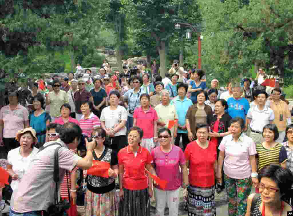 北京景山公园里的红歌团队