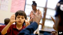 Dalam foto tahun 2013 ini, seorang murid sekolah dasar di Atlanta sedang belajar berhitung dalam sebuah kelas ekstrakulikuler