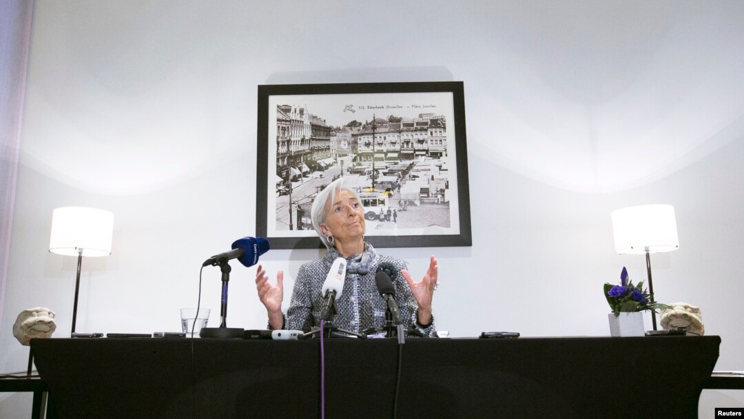 Direktur IMF Christine Lagarde dalam sebuah konferensi pers di Brussels (12/2). (Reuters/Yves Herman)