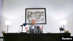 Direktur IMF Christine Lagarde dalam sebuah konferensi pers di Brussels (12/2). (Reuters/Yves Herman)