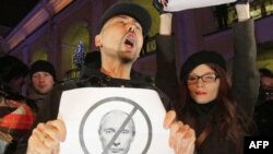 Các nhà hoạt động đối lập Nga biểu tình tại St. Petersburg cáo buộc đảng cầm quyền thu được nhiều phiếu vì gian lận và kiểm soát truyền thông gắt gao