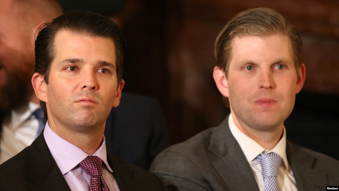 ARSIP - Putra Presiden AS Donald Trump, Donald Trump Jr. (kiri) dan Eric Trump duduk di antara para hadirin menunggu untuk menyaksikan ayahnya mengumumkan calon anggota Mahkamah Agung AS yang kosong (31/1). Gedung Putih, Washington, D.C. (foto: REUTERS/Carlos Barria)