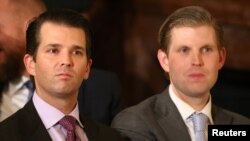 ARSIP - Putra Presiden AS Donald Trump, Donald Trump Jr. (kiri) dan Eric Trump duduk di antara para hadirin menunggu untuk menyaksikan ayahnya mengumumkan calon anggota Mahkamah Agung AS yang kosong (31/1). Gedung Putih, Washington, D.C. (foto: REUTERS/Carlos Barria)