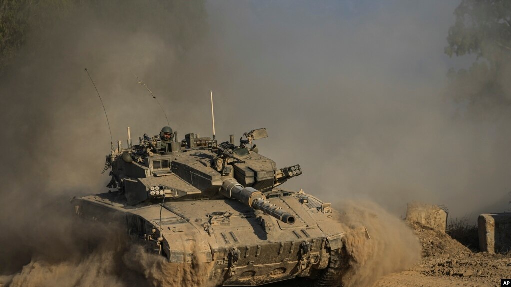 Un tanque israelí permanece cerca de la frontera con la Franja de Gaza, el 14 de julio del 2024.