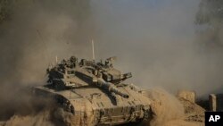 Un tanque israelí permanece cerca de la frontera con la Franja de Gaza, el 14 de julio del 2024.