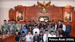 Gubernur Jawa Timur Soekarwo, Wagub Saifullah Yusuf bersama peserta tim Ekspedisi Islam Nusantara di Gedung Negara Grahadi (Foto: VOA/Petrus)