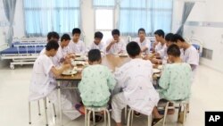 Los niños del equipo de fútbol que fueron rescatados de una cueva en Tailandia comparten una comida en el hospital Chiang Rai Prachanukroh, al norte del país. 