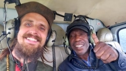 Pilot Selandia Baru Phillip Mehrtens (kiri) bersama Edison Gwijangge, mantan penjabat Bupati Kabupaten Nduga, 21 September. (Foto: New Zealand Ministry of Foreign Affairs and Trade/AFP)