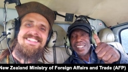 Pilot Selandia Baru Phillip Mehrtens (kiri) bersama Edison Gwijangge, mantan penjabat Bupati Kabupaten Nduga, 21 September. (Foto: New Zealand Ministry of Foreign Affairs and Trade/AFP)