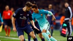 Neymar de Barcelone, à droite, tente une percée devant Thomas Meunier du PSG lors d’un match des 16e de finale de la Ligue des champions entre Paris Saint Germain et Barcelone au stade du Parc des Princes à Paris, 14 février 2017. 