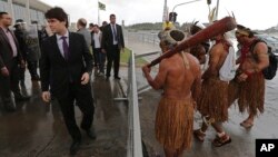 FILE - Security officials block Pataxo indigenous men from entering the Planalto presidential palace in Brasilia, Brazil, Nov. 22, 2016. Brazil's various indigenous groups were demanding that the government recognize their ancestral lands and provide group land titles.