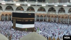 Les pèlerins accomplissant leur Tawaf autour de la Kaaba à la Mecque, 11 août 2017. (VOA/Siriki Barro)