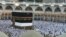 Les pèlerins accomplissant leur Tawaf autour de la Kaaba à la Mecque, 11 août 2017. (VOA/Siriki Barro)