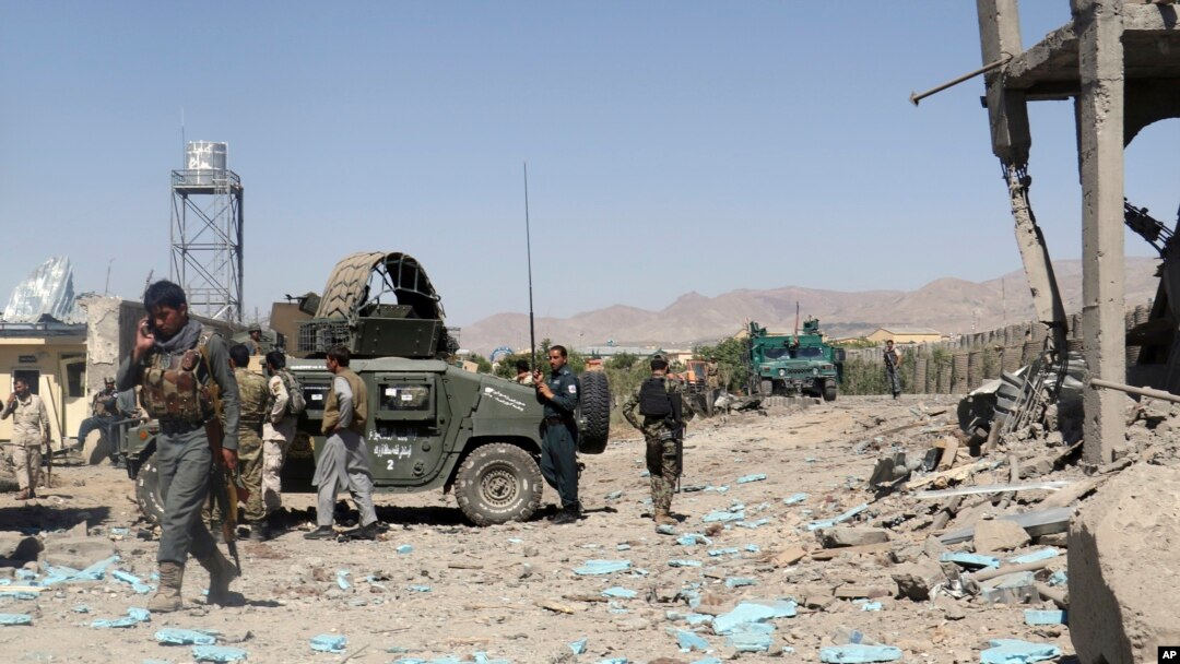 Pasukan keamanan dikerahkan di lokasi serangan bunuh diri dan bentrokan yang terus berlangsung antara pemberontak Taliban dan pasukan pemerintah di kantor polisi di provinsi Paktia, Afghanistan, 18 Juni 2017.