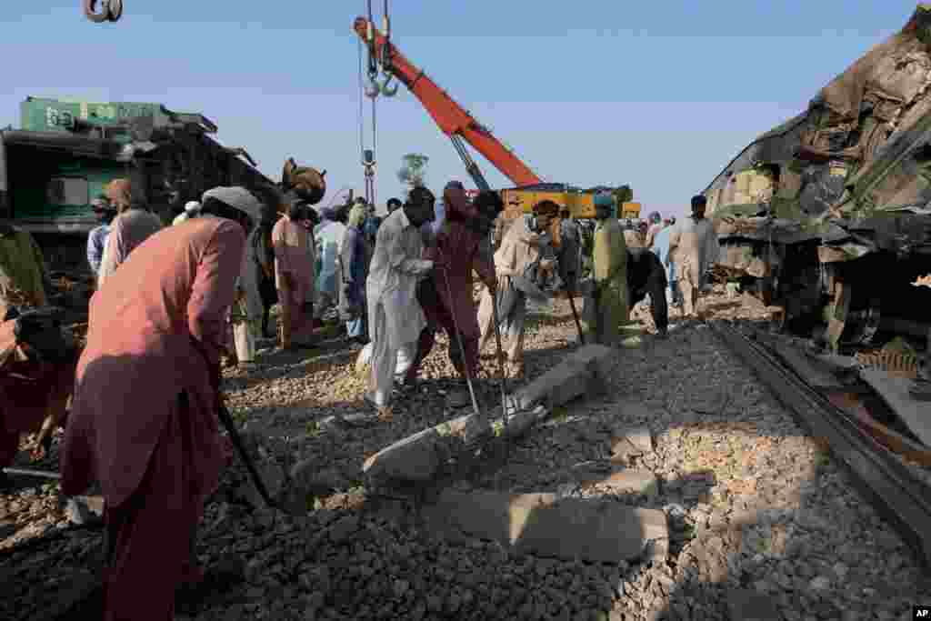 Dəmiryolu işçiləri Pakistanda qatar toqquşmasından sonra relsləri bərpa edir