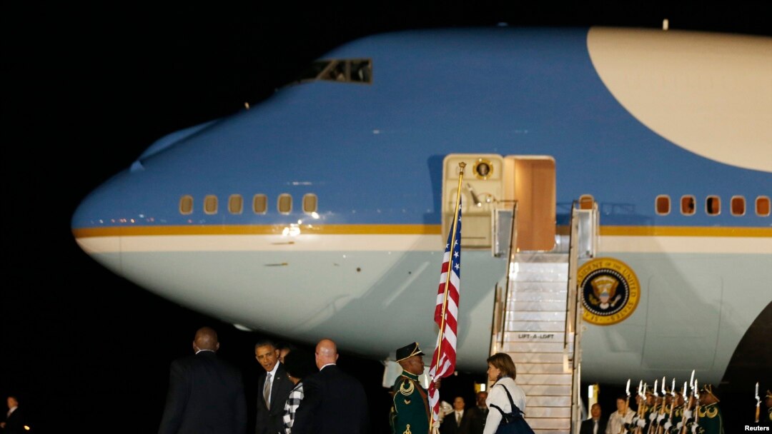 Presiden Barack Obama tiba di Pangkalan Udara Waterkloof di Afrika Selatan (28/6).